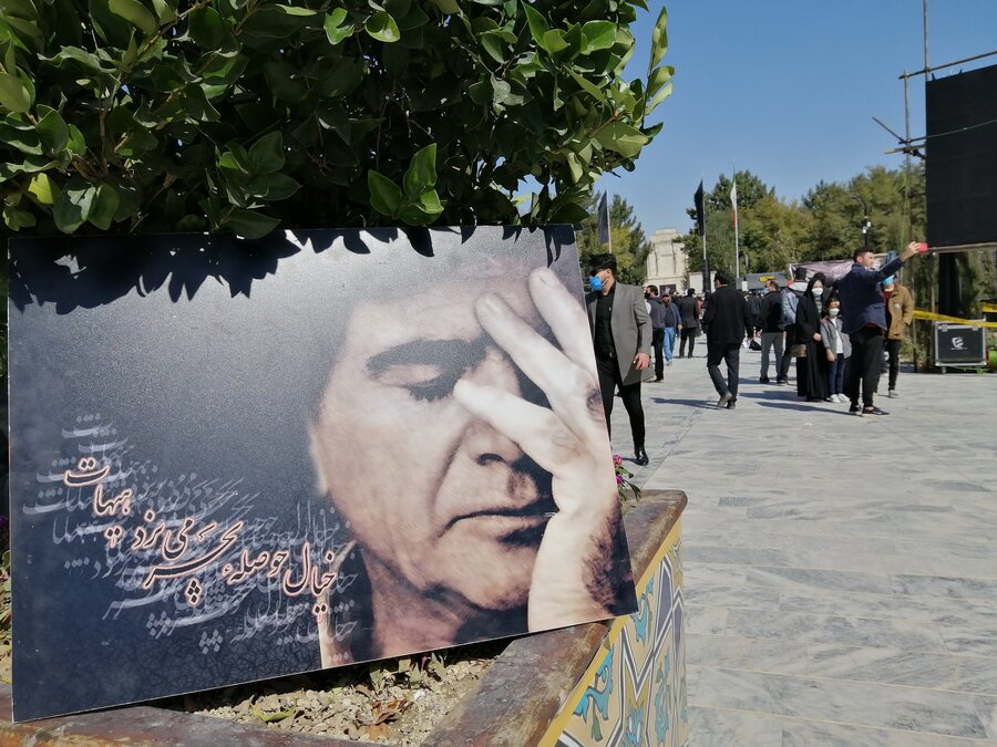 تصاویری از حضور مردم در مراسم خاک‌سپاری محمدرضا شجریان