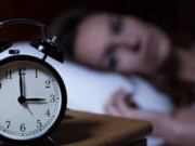علت بی‌خوابی با وجود خواب‌آلودگی چیست؟
