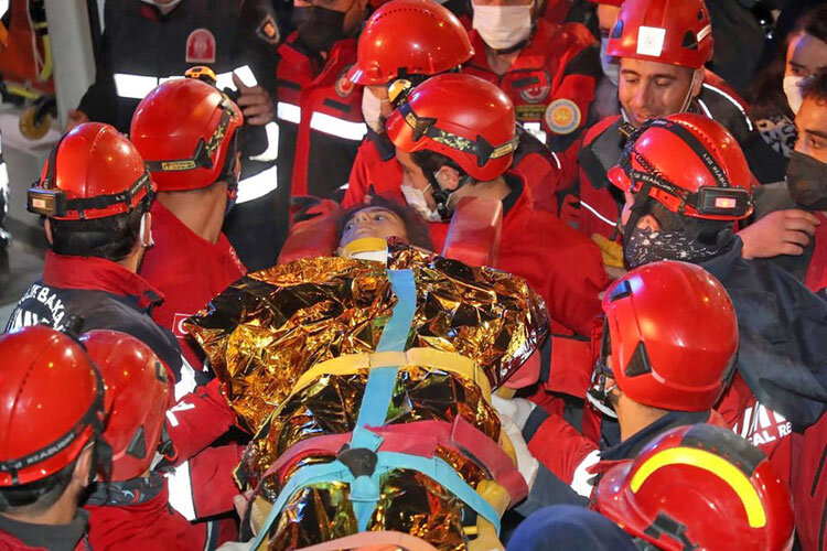 تصاویر | معجزه در ازمیر | بیرون آمدن دو دختربچه از زیر آوار سه روز پس از زلزله
