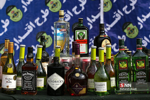 مشروبات الکی کشف شده از اراذل و اوباش - نمایشگاه پلیس
