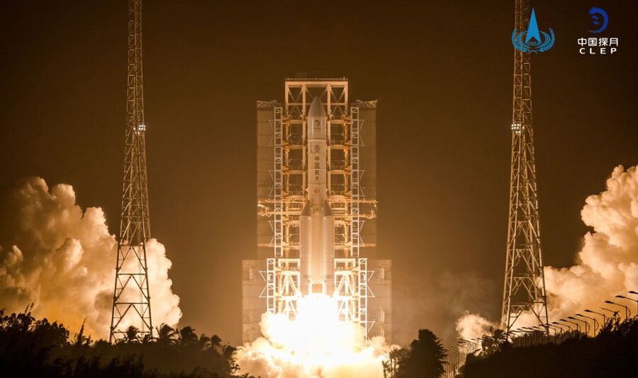 چین سفینه چانگ ۵ برای نخستین نمونه‌برداری از ماه پس از ۴۴ سال به فضا فرستاد