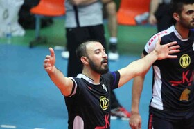 عکس | اتفاق عجیب در لیگ برتر والیبال | حضور در زمین مسابقه با ماسک