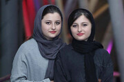 ببینید | سارا و نیکای سریال پایتخت در ایران اینترنشنال ؛ حضور در تجمع علیه جمهوری اسلامی | واکنش دوقلوهای پایتخت به شعار زن، زندگی، آزادی