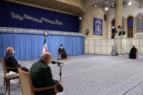 دیدار رهبری با دست‌اندرکاران مراسم سالگرد شهادت حاج قاسم سلیمانی و خانواده شهید