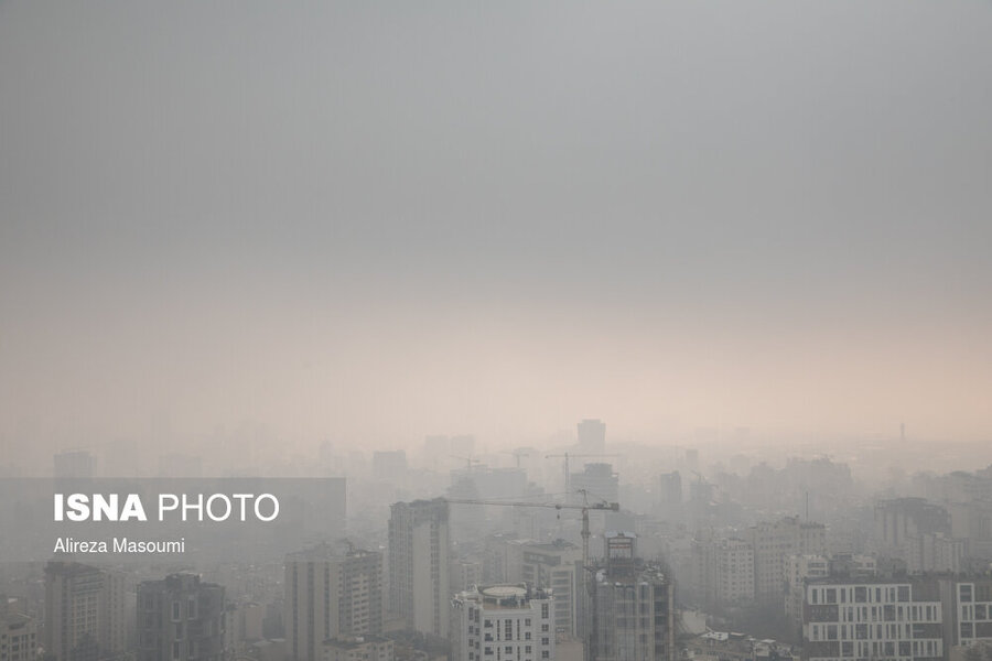همشهری آنلاین - تصاویر | هوای تهران دو روز مانده به پایان آخرین پاییز قرن |  غرق در آلودگی و غبار؛ حتی هنگام بارندگی