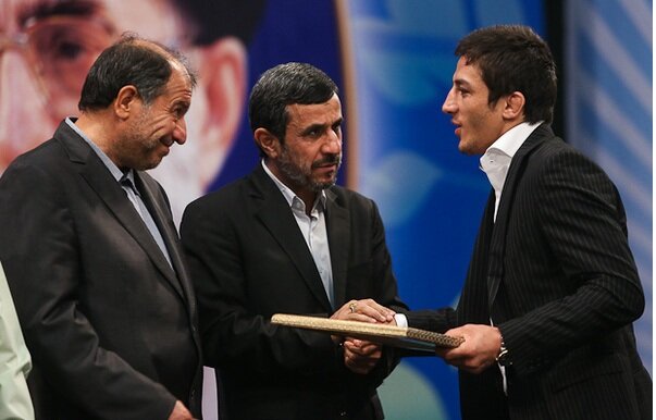 واکنش احمدی‌نژاد درباره ارائه مجوز واردات خودرو به حمید سوریان | سر این  ماجرا فحش خوردیم! - همشهری آنلاین