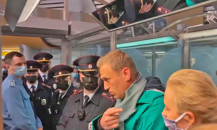 بازداشت الكسي ناوالني در فرودگاه مسكو
