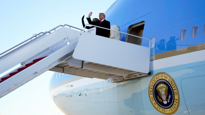 لحظه خداحافظی ترامپ روی پله های هواپیما