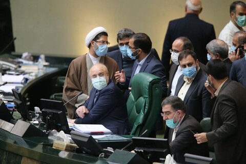 احمد امیرآبادی فراهانی در تجمع نمایندگان در جایگاه هیأت رئیسه