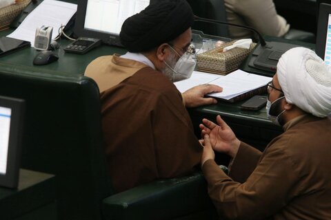 دو نفر از اعضای فراکسیون روحانیون نه فاصله اجتماعی را رعایت کرده‌اند و نه نحوه استفاده درست از ماسک را