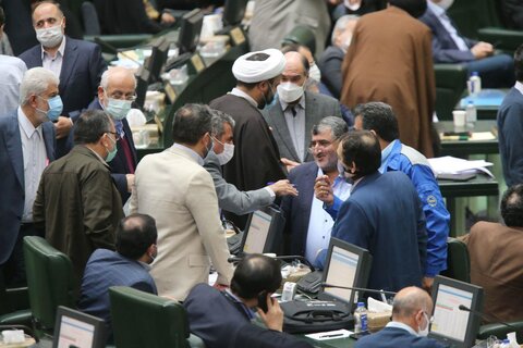 کاظم دلخوش بدون ماسک در جمع بقیه نمایندگان ایستاده است