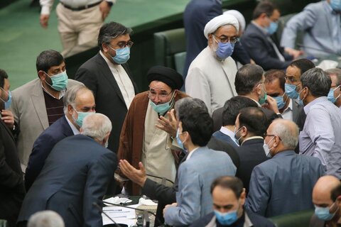 سیدرضا تقوی ماسک خود را به صورت نادرست استفاده کرده است