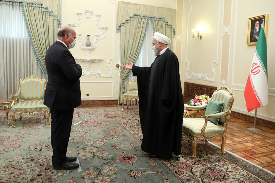 عکس | رعایت فاصله اجتماعی در دیدار روحانی و  وزیر خارجه عراق