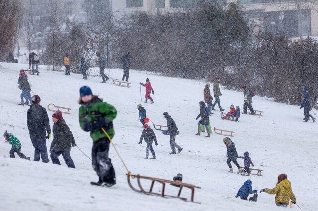 برف بازی مردم در دومین روز کولاک آلمان/ برلین