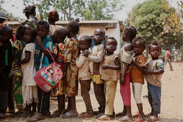 کودکان برای ثبت نام در مقابل یک کمپ آوارگان داخلی صف بسته‌اند/ جمهوری آفریقای مرکزی