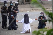 عکس روز | راهبه در برابر پلیس | «به من شلیک کنید!»
