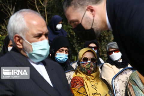 کاشت نهال صلح  از سوی ظریف و حناچی