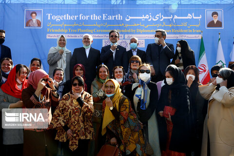 کاشت نهال صلح  از سوی ظریف و حناچی