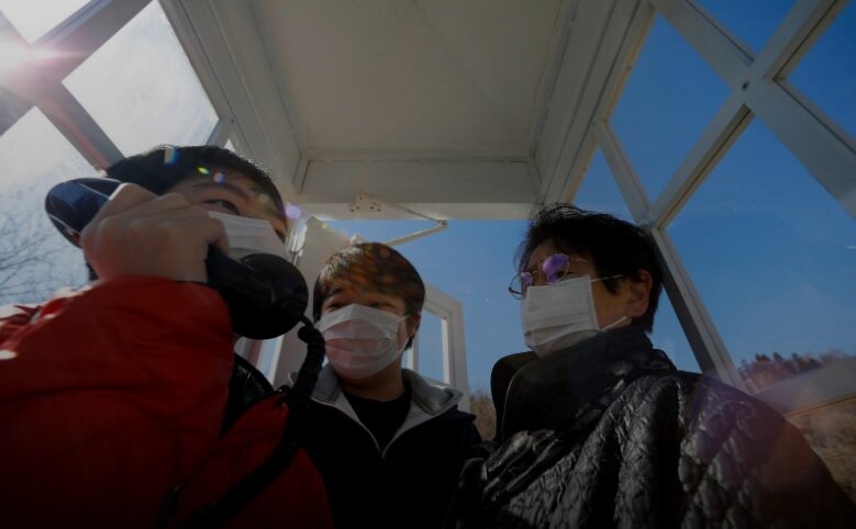 ژاپن ۱۰ سال بعد از فاجعه سونامی | سوگواری عجیب مردم در داخل باجه تلفن (تصاویر)