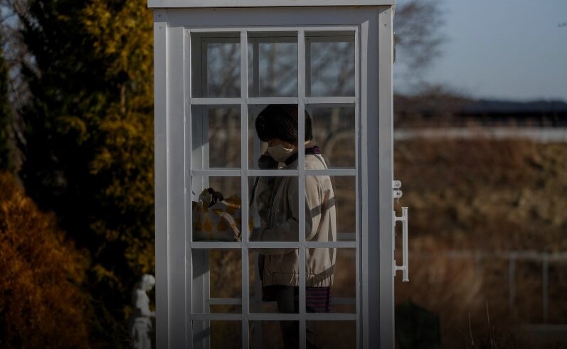 ژاپن ۱۰ سال بعد از فاجعه سونامی | سوگواری عجیب مردم در داخل باجه تلفن (تصاویر)