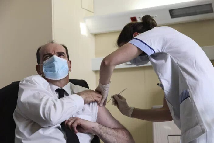 ترزیق واکسن شرکت آسترازنکا در اروپا از سر گرفته شد| نخست‌وزیران انگلیس و فرانسه آستین‌ها را بالا زدند