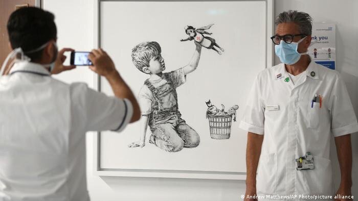 نقاشی بنکسی در تقدیر از کارکنان بهداشتی بیش از ۲۰ میلیون دلار به فروش رفت