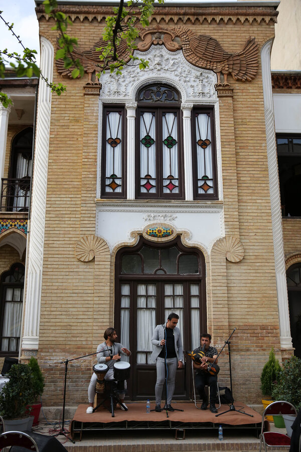 اجرای موسیقی زنده بومی در یکی از تماشایی‌ترین خانه های تهران