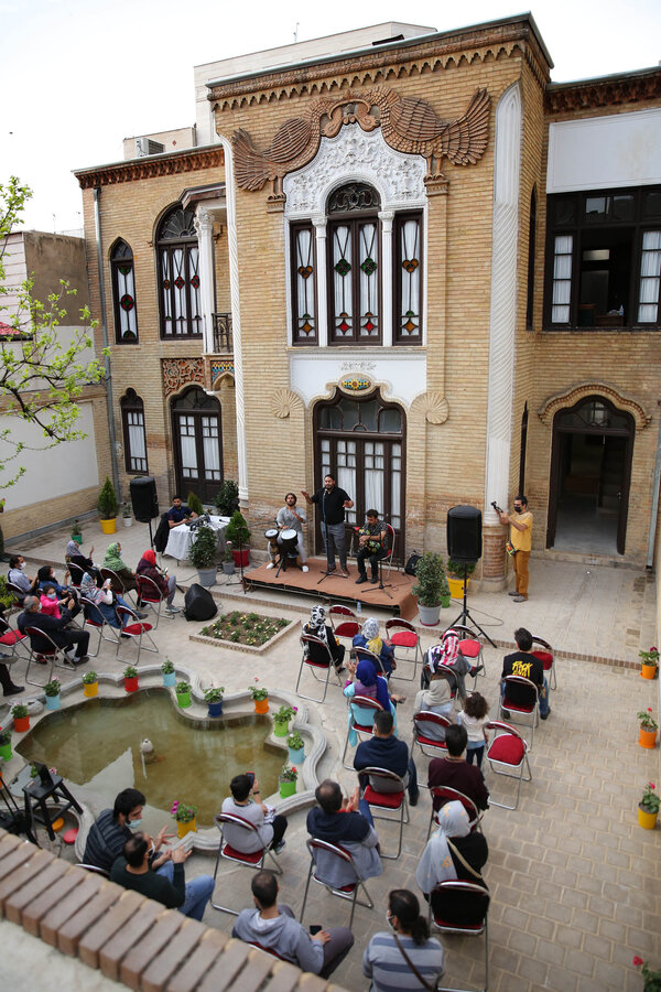 اجرای موسیقی زنده بومی در یکی از تماشایی‌ترین خانه های تهران