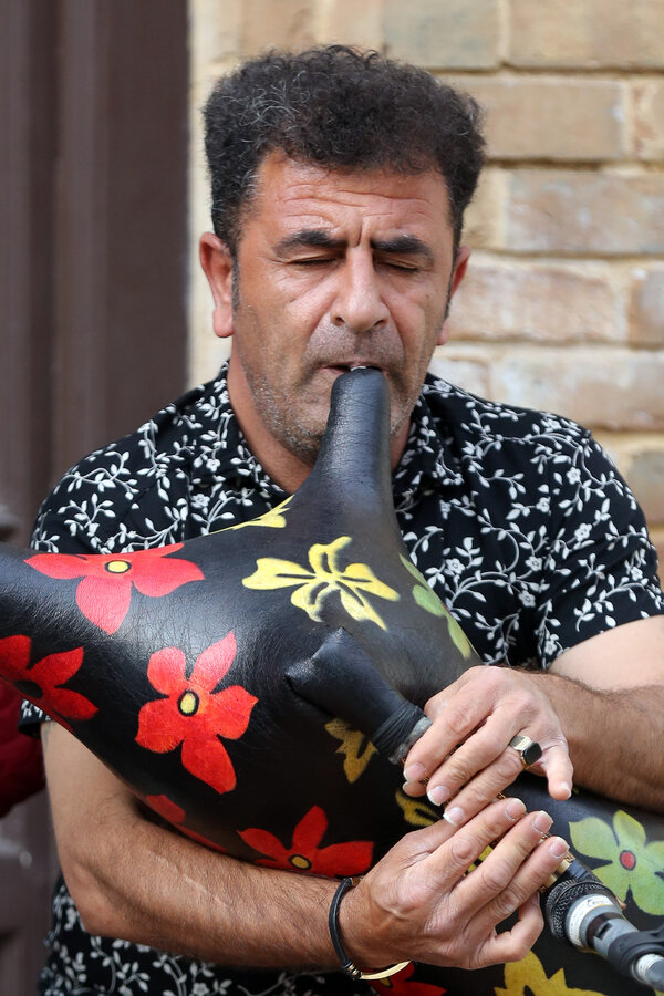 اجرای موسیقی زنده بومی در یکی از تماشایی‌ترین خانه های تهران