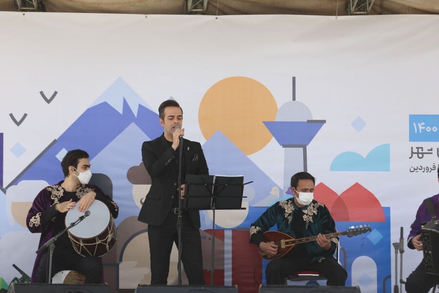تصاویر | اجرای زنده موسیقی آذری در محوطه تئاتر شهر