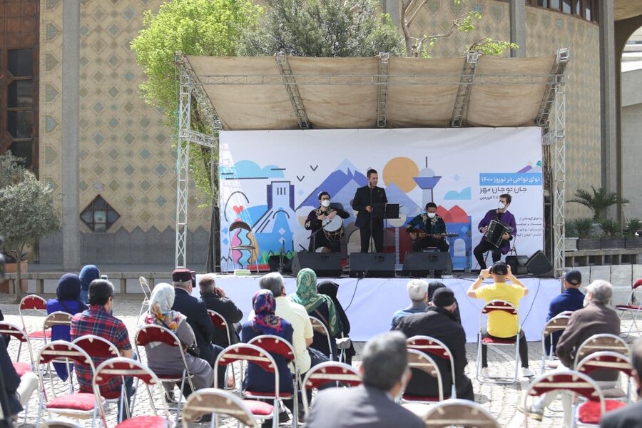 تصاویر | اجرای زنده موسیقی آذری در محوطه تئاتر شهر