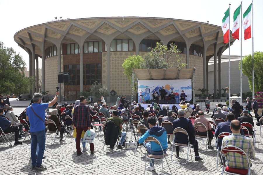 تصاویر | اجرای زنده موسیقی آذری در محوطه تئاتر شهر