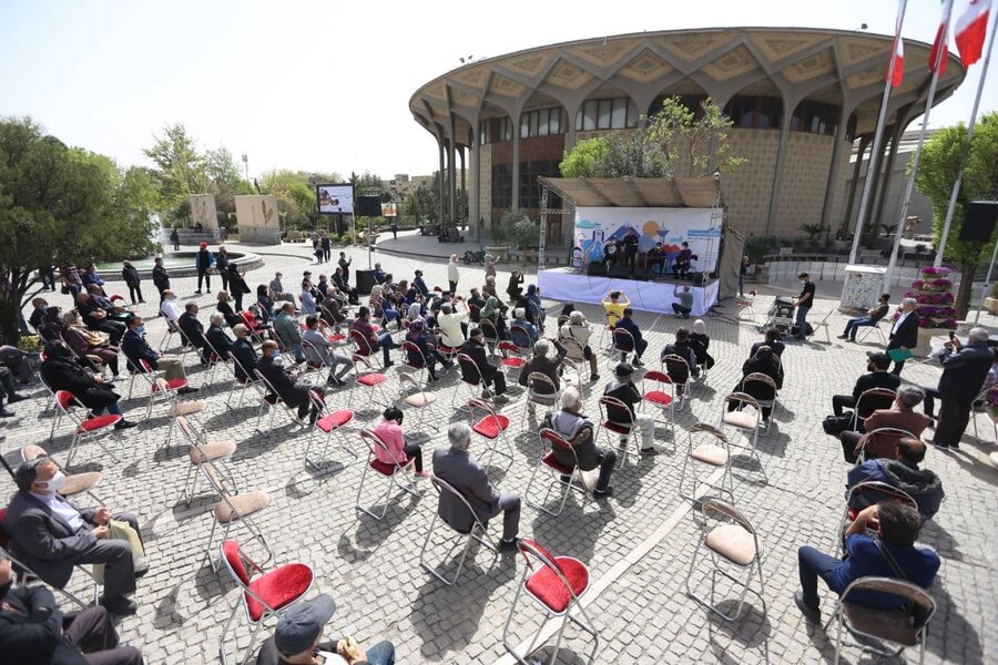 تصاویر | اجرای زنده موسیقی آذری در محوطه تئاتر شهر