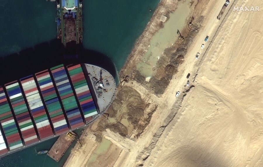 تصاویر باکیفیت ماهواره‌ای از کشتی به گل نشسته در کانال سوئز