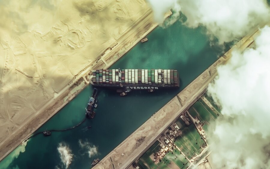 تصاویر باکیفیت ماهواره‌ای از کشتی به گل نشسته در کانال سوئز