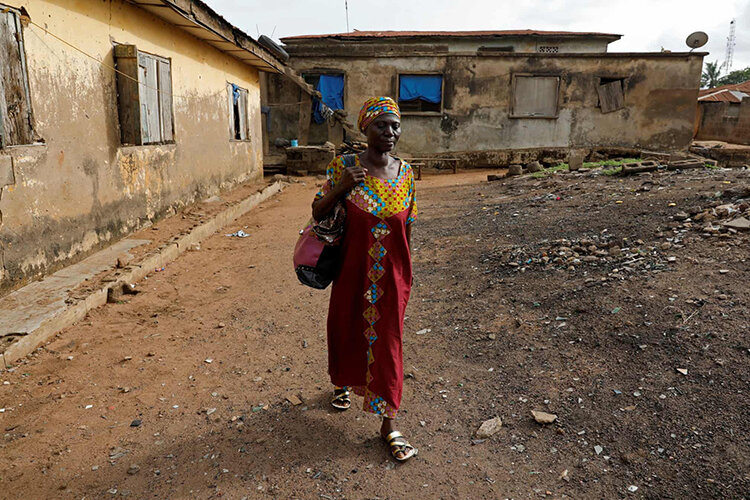 تصاویر | وقتی مادربزرگ نیجریه‌ای در ۵۰ سالگی هوس مدرسه رفتن می‌کند
