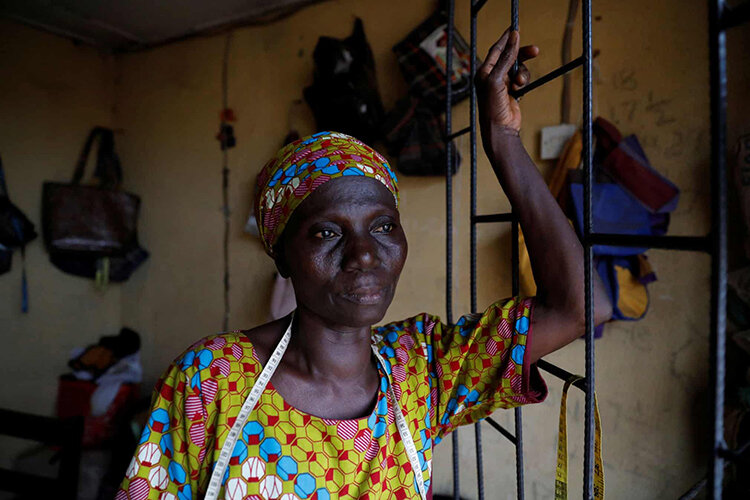 تصاویر | وقتی مادربزرگ نیجریهای در ۵۰ سالگی هوس مدرسه رفتن میکند