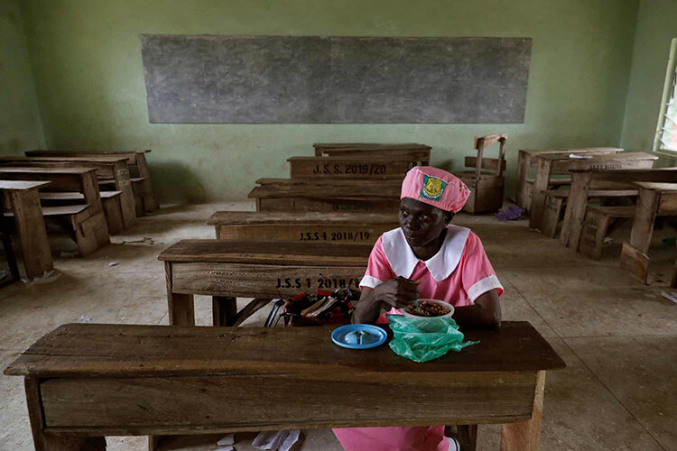 تصاویر | وقتی مادربزرگ نیجریه‌ای در ۵۰ سالگی هوس مدرسه رفتن می‌کند