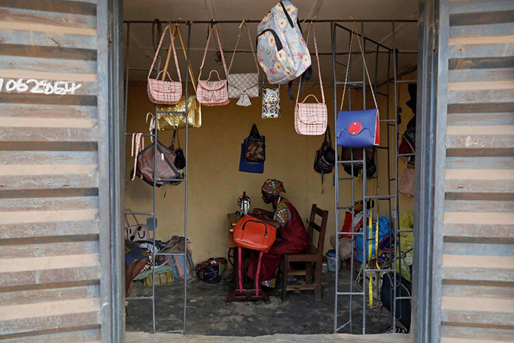 تصاویر | وقتی مادربزرگ نیجریهای در ۵۰ سالگی هوس مدرسه رفتن میکند