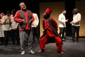 تلفیق کمدی‌دلارته و سیاه‌بازی در تلخک و قندک