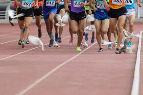 تصاویر | اتفاقی نادر در پیست دوومیدانی | کبوترهای ناخوانده زیر دست و پای دوندگان