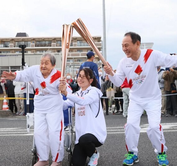 عکس | ماجرای درخواست برای حمل مشعل المپیک توسط پیرزن ۱۰۹ ساله 