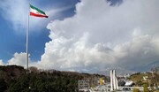 اهتزاز بزرگترین پرچم ایران در بلندای تهران