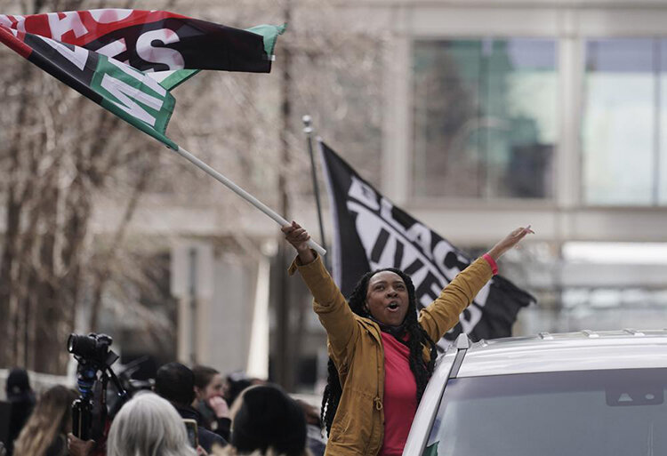 تصاویر | واکنش سیاهپوستان آمریکا به حکم دادگاه قاتل جورج فلوید؛ اشک، شادی و فریاد پیروزی