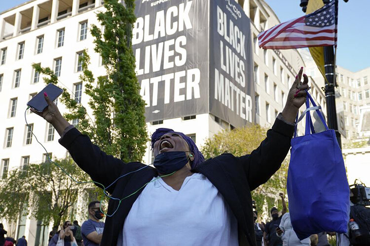 تصاویر | واکنش سیاهپوستان آمریکا به حکم دادگاه قاتل جورج فلوید؛ اشک، شادی و فریاد پیروزی