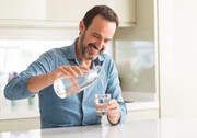 ۵ اشتباه خطرناک در خوردن آب