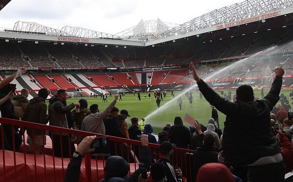 اتفاق عجیب در اولدترافورد | هجوم هواداران منچستر به ورزشگاه