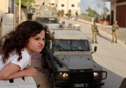 عکس روز| دختر فلسطینی و سربازان اشغالگر
