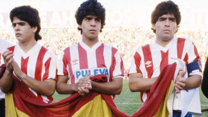 عکس | روزی که آرزوی مارادونا برآورده شد | هم تیمی شدن دو برادر مارادونا با دیه گو در آرژانتین و تیم اسپانیایی
