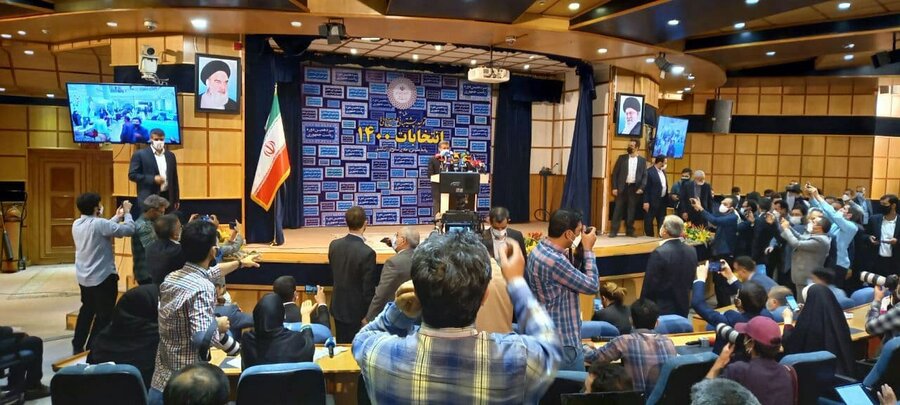 احمدی نژاد در سالن کنفرانس خبری وزارت کشور